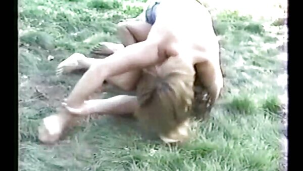Жешката русокоса Ејден Аспен добива огромен кур меѓу нејзините лепчиња.