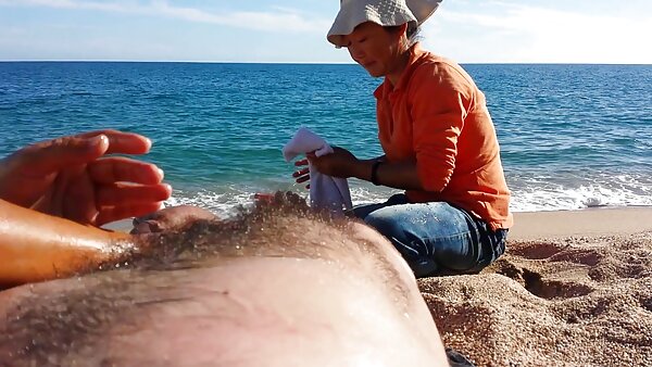 Кучка со тетовирани раце му дава добра мине на згодниот пријател Џони Касл