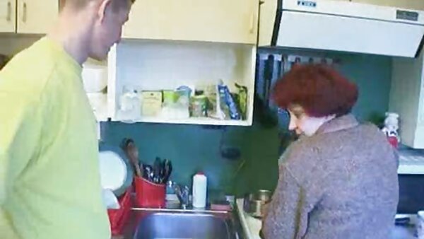 Секси аматерско пиленце и ја заебава пичката одзади