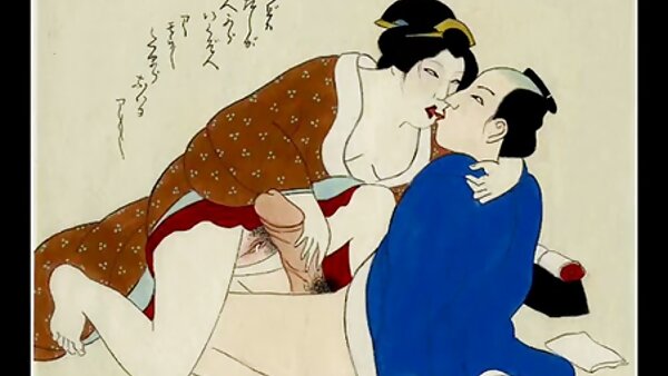 Класната јапонска девојка Канако Еноки ја покажува својата розова кука одблиску и мастурбира со вибратор