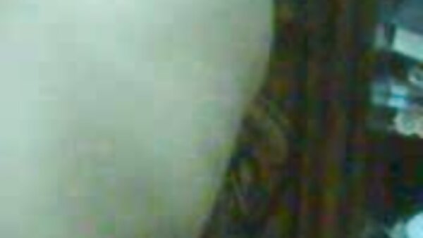 Грдата мама бринета Џејн Блек ја трие нејзината влажна пичка што капе на камерата