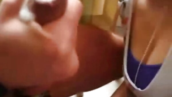 Витката девојка со масло ужива во масажа и вибратор