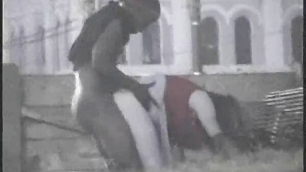 Вулканот MILF кучка Cadence глуми во соло видео мастурбирајќи на кауч